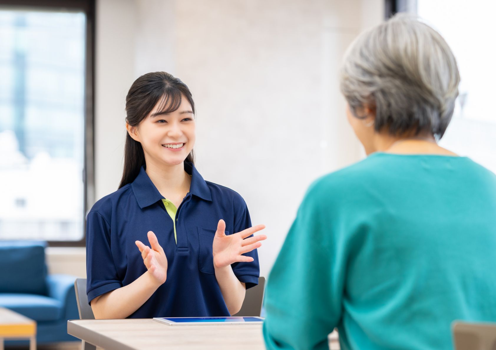 高齢者と会話する職員の様子
