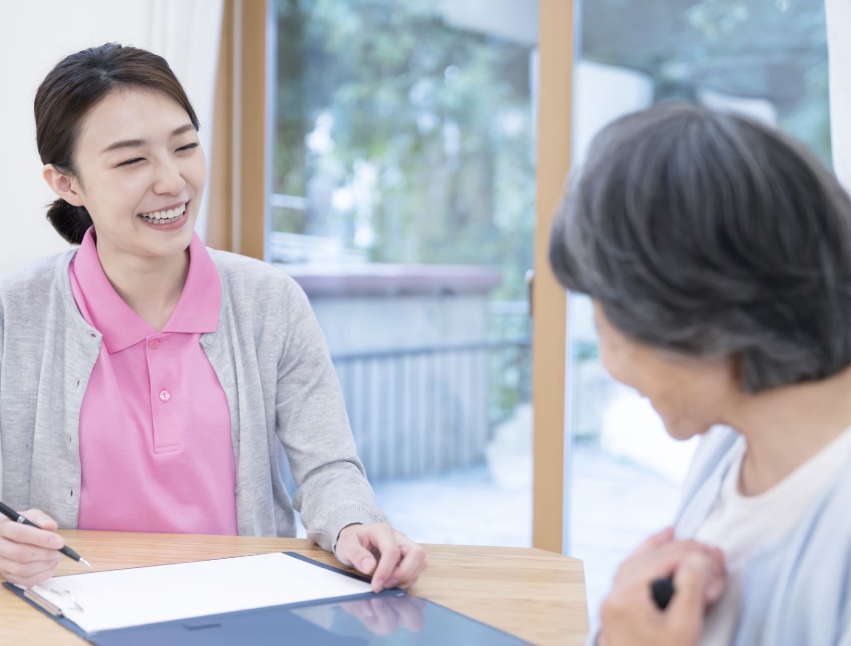 職員が高齢者の相談に応じる様子