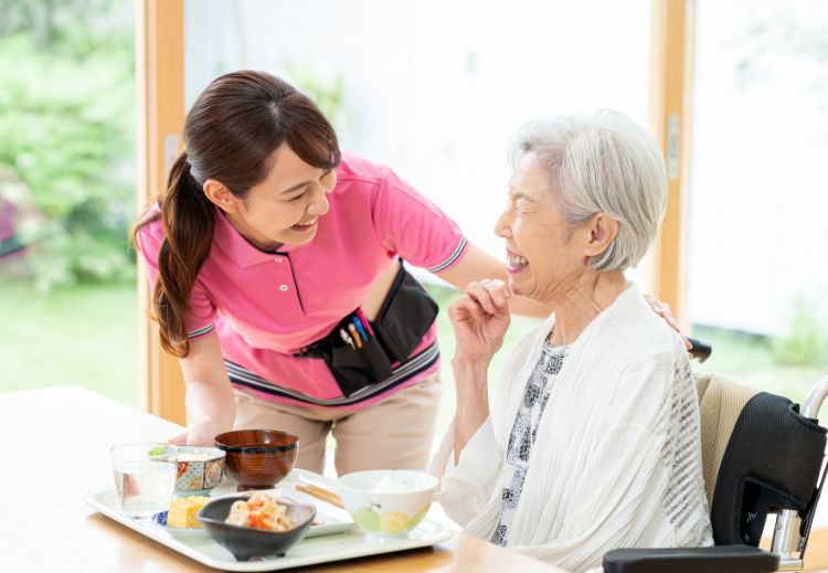 特養などでの食事・介護のシーン