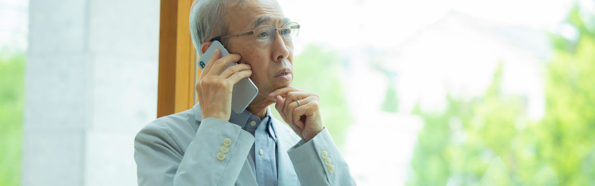 相談電話をするご老人