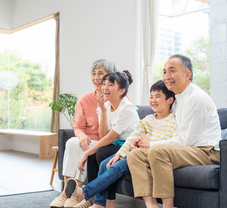 楽しそうなお年寄りとお孫さんたちのイメージスマホ表示