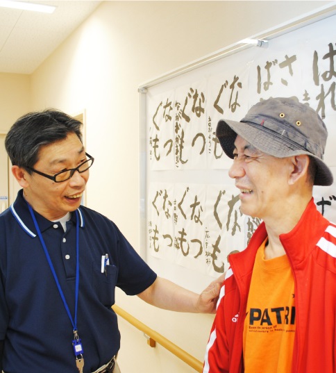 入居者の方と会話するスタッフイメージ