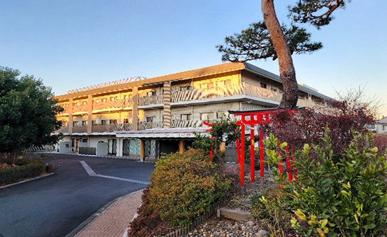 夕方のオーネスト成増の外観