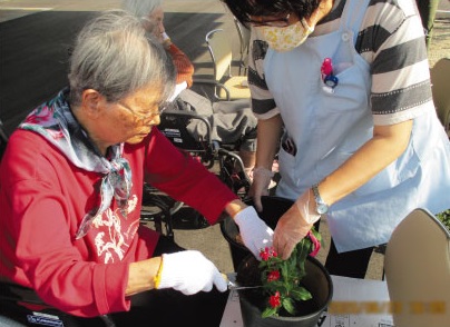 植物の世話をする入居者の方の様子