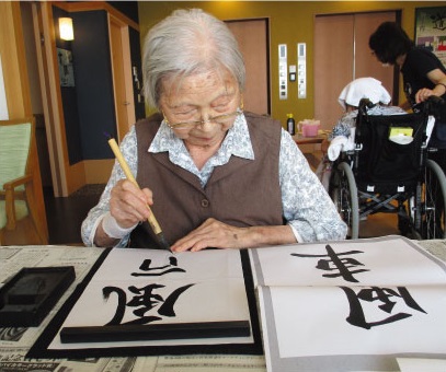 書道を楽しむ入居者の方