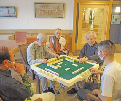 特養で麻雀を楽しむ入居者の方々